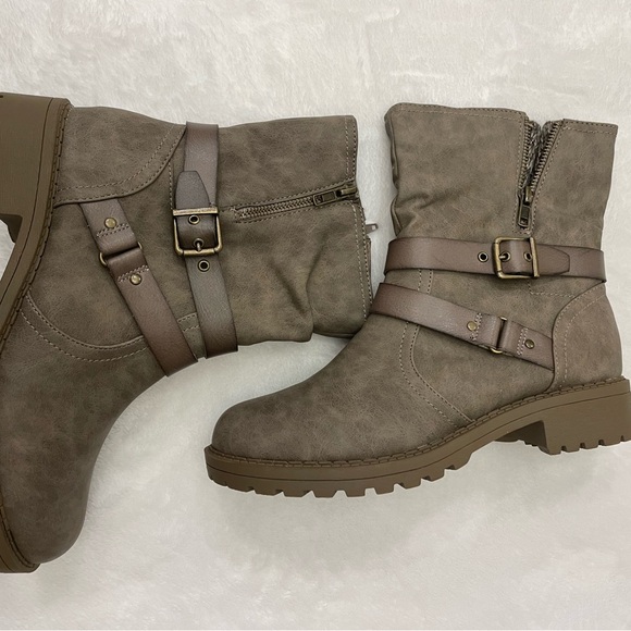 Rustic Taupe Round Toe Leather Boots- NIB - Picture 4 of 6